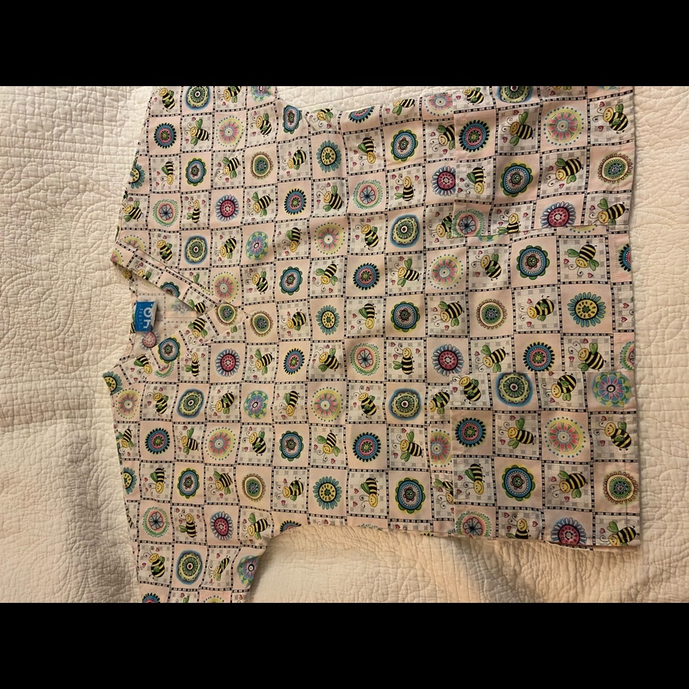 Scrub HQ Pastel Bee & flower top
